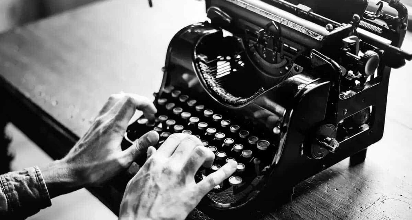 Scrivere un articolo di giornale richiede tecnica, ritmo e capacità di sintesi. Ecco perché è importante allenare tutti e tre questi elementi, indispensabili se si vuole confezionare un testo giornalistico utile e rilevante, in grado di arricchire davvero il lettore.